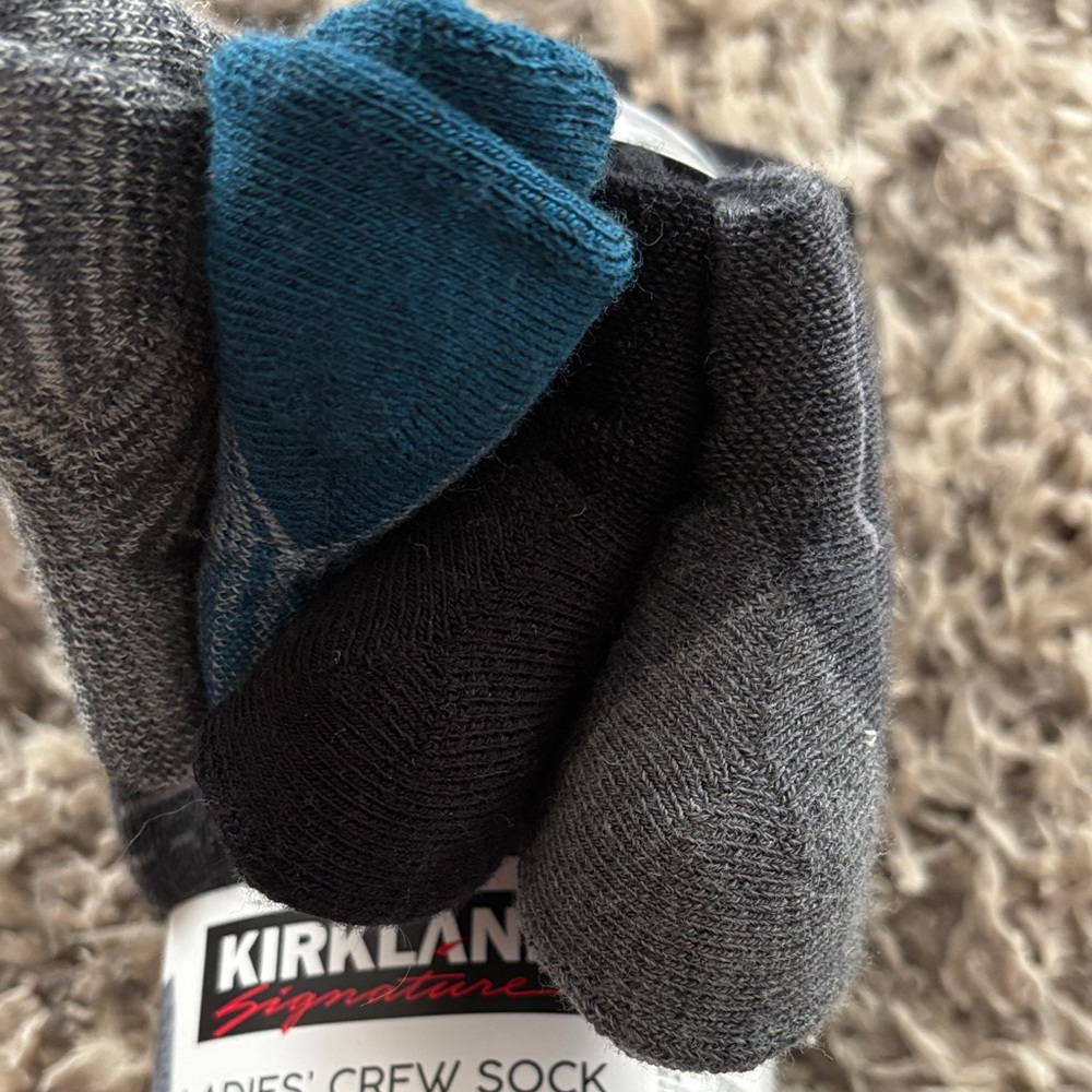 New Kirkland Ladies' merino wool Crew Socks - 8 pair - Picture 2 of 5